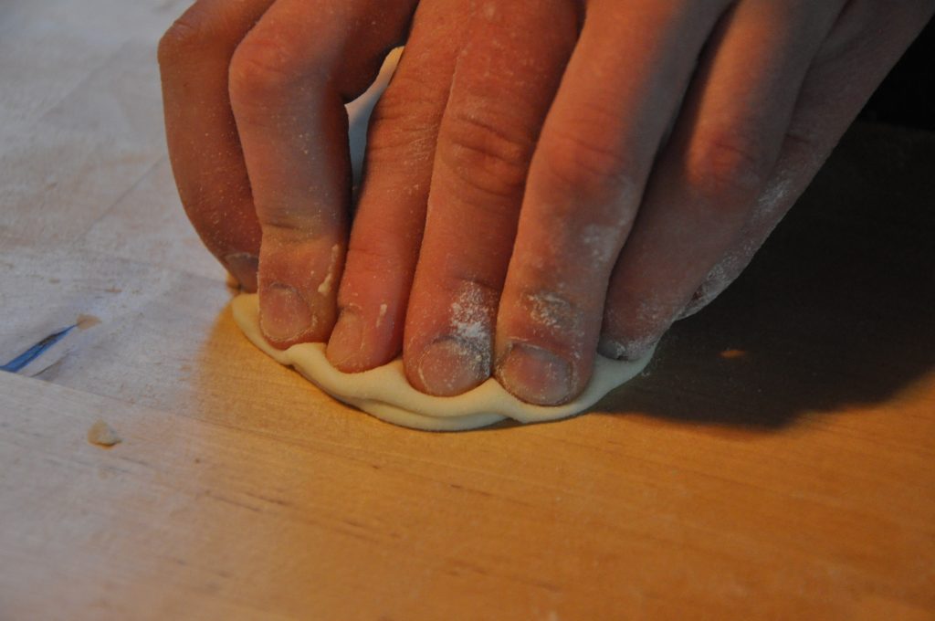 Polnische Pierogi mit Sauerkraut-Pilz Füllung
Teig Pierogi mit Fingern formen