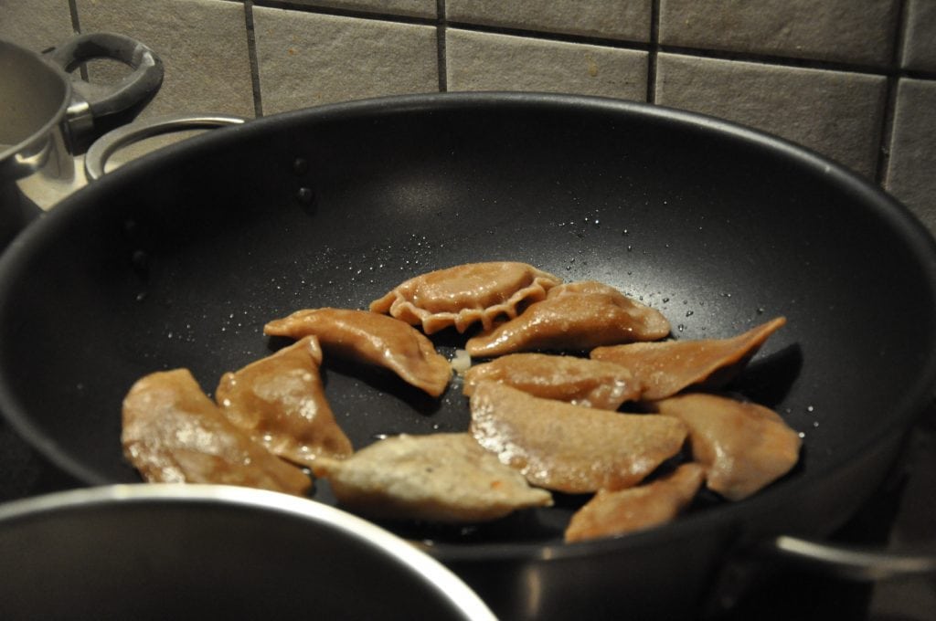 Polnische Pierogi mit Sauerkraut-Pilz Füllung
in der Pfanne erhitzen