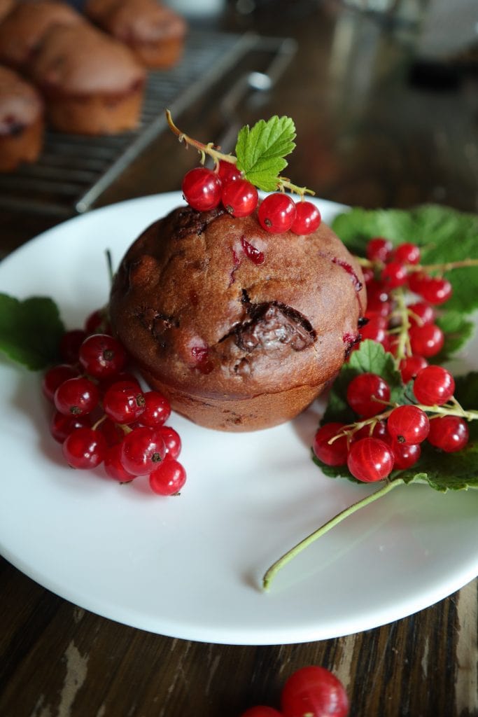 Vegane Schokoladenmuffins mit Johannisbeeren frei von raffiniertem Zucker