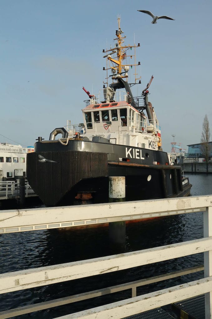 Kiel Schiff am Hafen nähe Kiel Hauptbahnhof