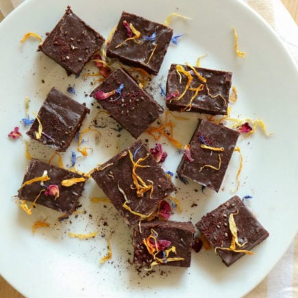 DIY: Easy vegan chocolate with dates