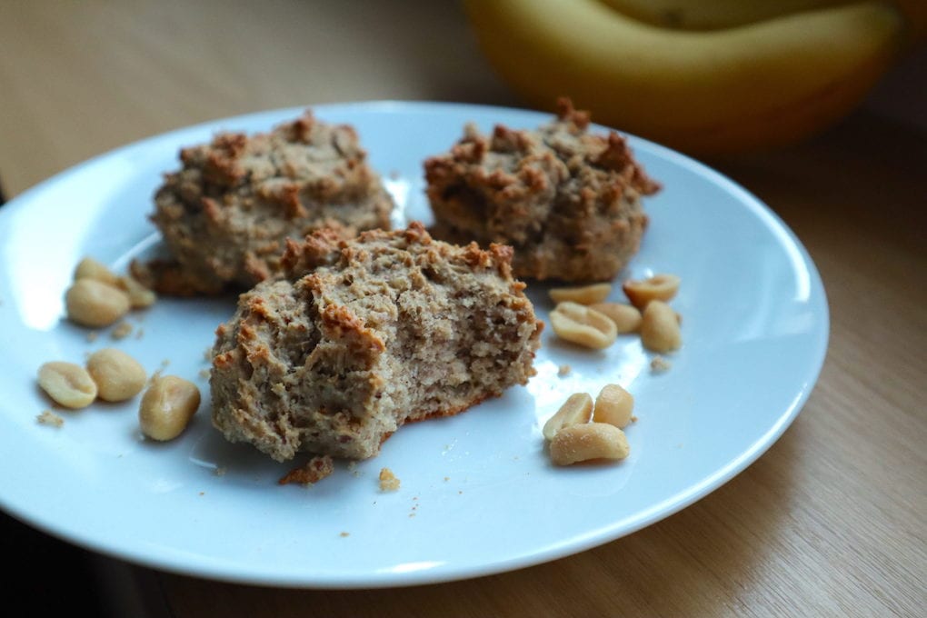 Erdnussbutter Kekse ⎜ vegan und glutenfrei auf einem weissen Teller