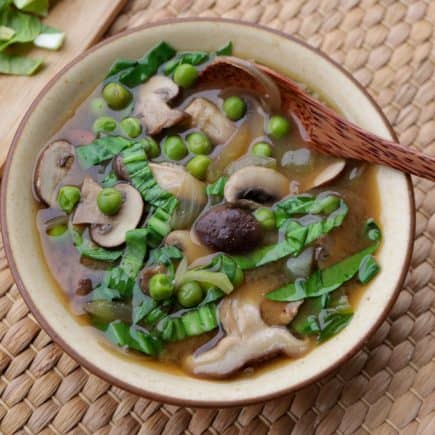 Vegane Misosuppe mit Pilzen, Pak Choi, Erbsen Zwiebeln und Algen