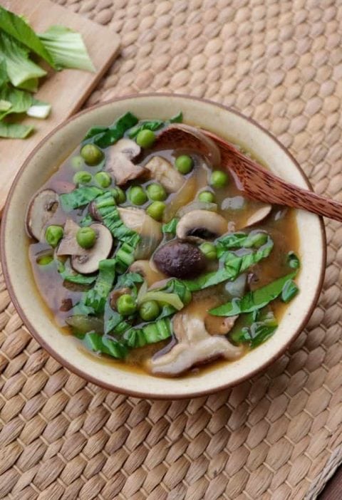 Vegane Misosuppe mit Pilzen, Pak Choi, Erbsen Zwiebeln und Algen
