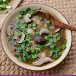 Vegane Misosuppe mit Pilzen, Pak Choi, Erbsen und Algen