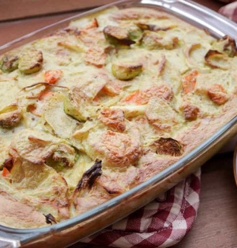 Veganer Kartoffelgratin mit Cashewsauce und saisonalem Gemüse