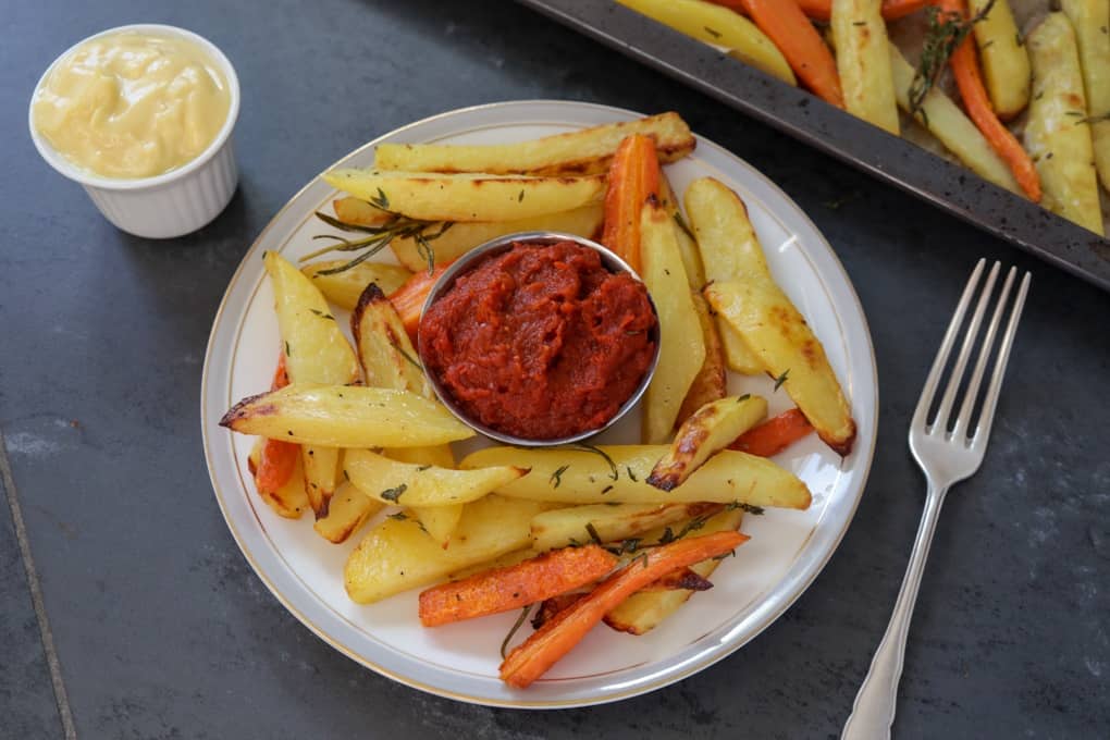 Zuckerfreies Ketchup selber machen mit Ofenkartoffeln und Karotten und Dip