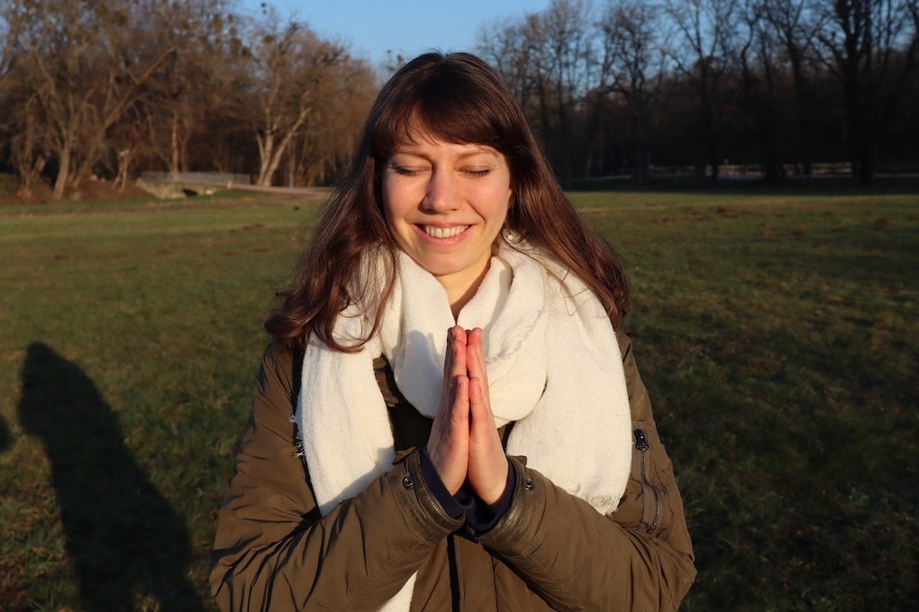 Die vegane Lebensweise und Yoga - Rahel Lutz Vegane Foodbloggerin und Yogalehrerin - Gebetshaltung -