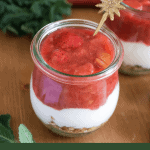 Veganes Dessert mit Erdbeer-Rhabarber Kompott zuckerfrei