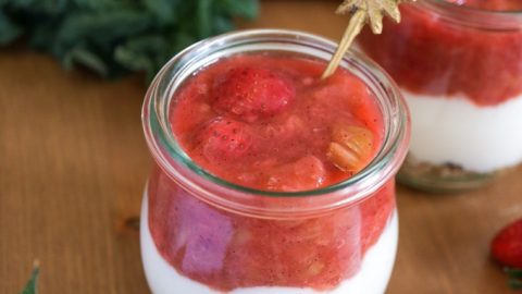 Veganes Dessert mit Erdbeeren und Rhabarber zuckerfrei