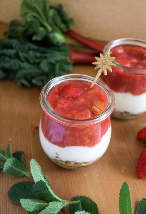 Veganes Dessert mit Erdbeeren und Rhabarber zuckerfrei