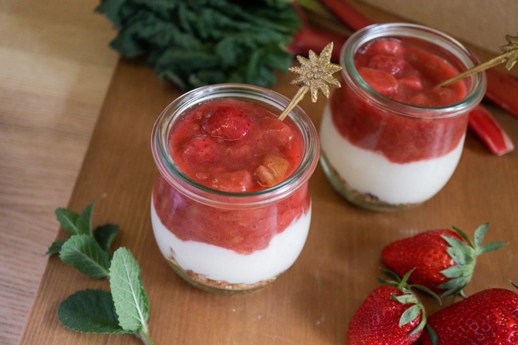 Dessert mit Erdbeer-Rhabarber-Kompott
angerichtet auf einem Tisch mit Kräuter, Gemüse und Füchten als Tischdeko 