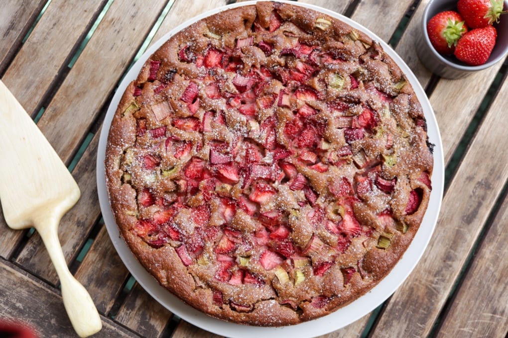 Einfacher veganer Blechkuchen und ein handgeschnitzter Tortenheber aus Holz