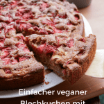 Einfacher veganer Blechkuchen mit Rhabarber und Erdbeeren