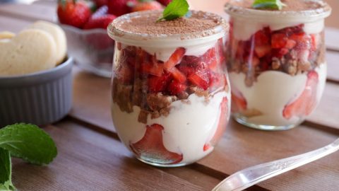 Einfaches Tiramisu mit Erdbeeren - vegan