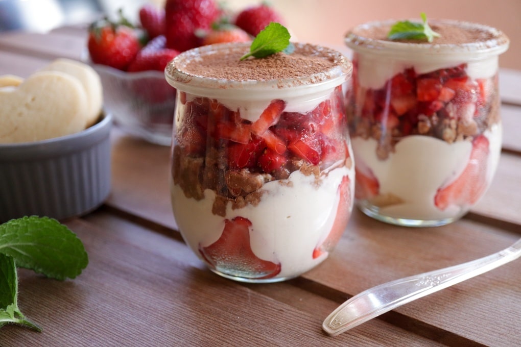 Vegan Strawberry Tiramisu - easy recipe. In a small mason jar