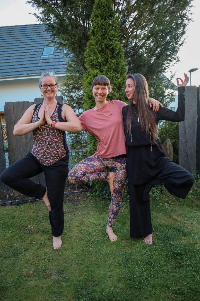 Rahel im Garten mit Freundinnen in einer Yoga Stellung