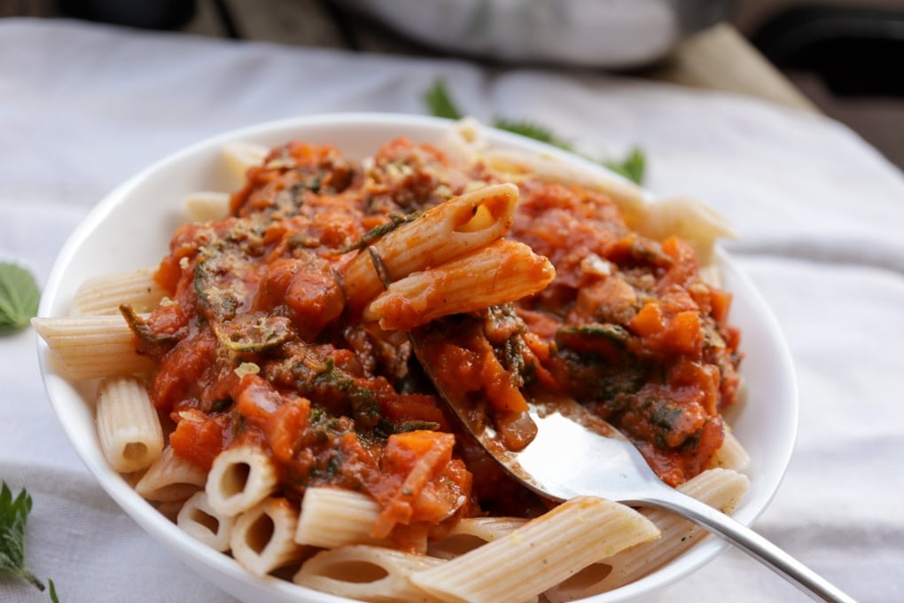 Vegane Pasta mit Brennnessel-Tomatensauce | Don&amp;#39;t Waste Your Taste