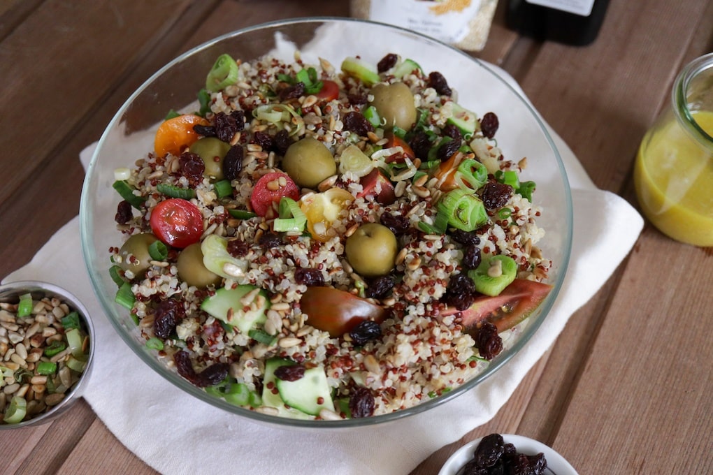 Sommerlicher Quinoa-Salat vegan mit Oliven glutenfrei Fairtrade