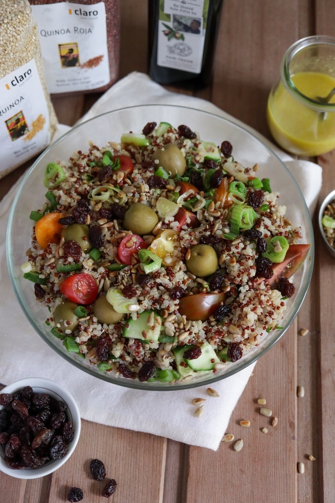 Sommerlicher Quinoa-Salat vegan mit Oliven