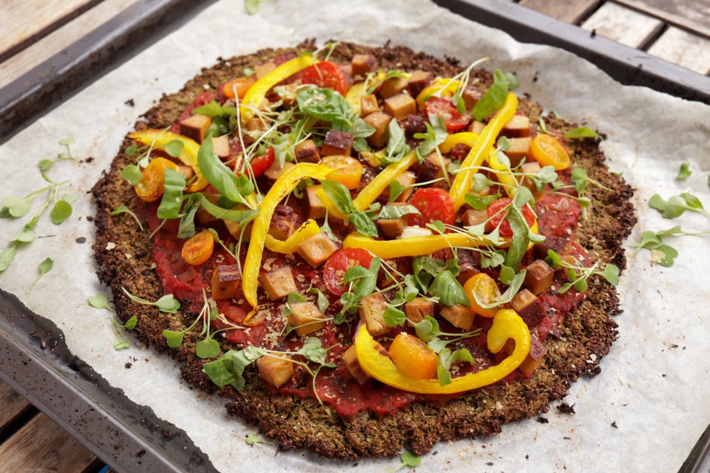 Veganer Brokkoli Pizzaboden mit Gemüse belegt 
