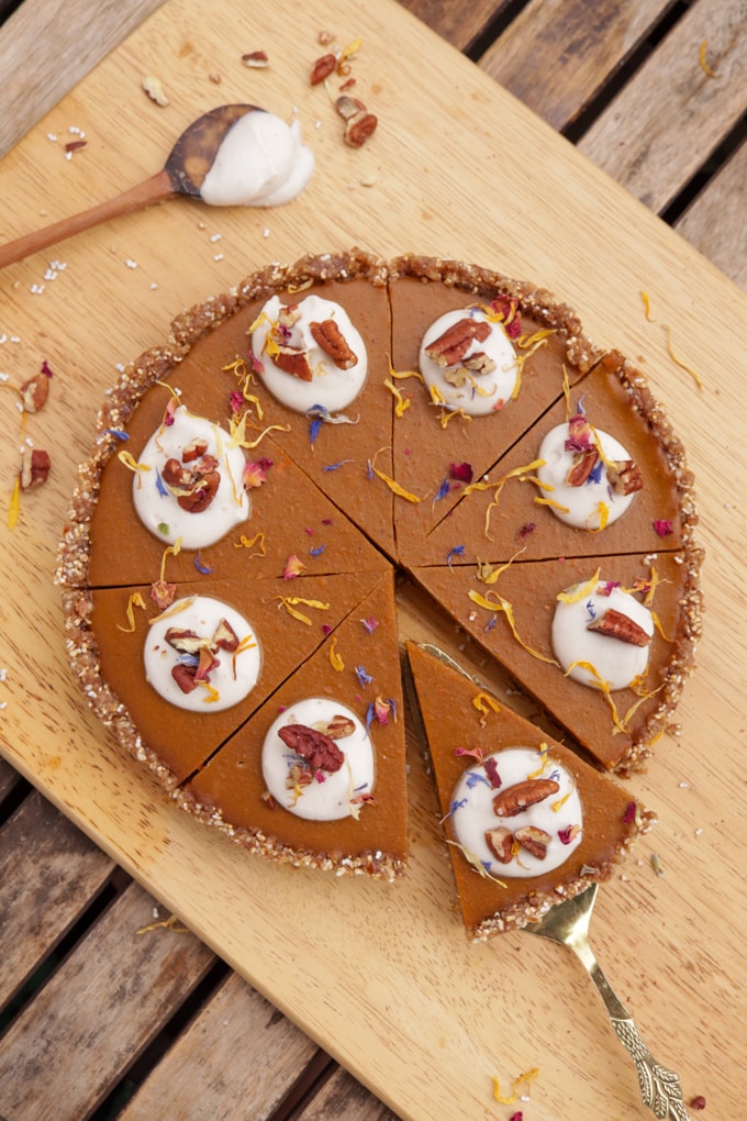 No-Bake-Pumpkin-Pie auf einer Holzplatte