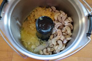 Zutaten für den fermentierten Cashew Frischkäse fein pürieren